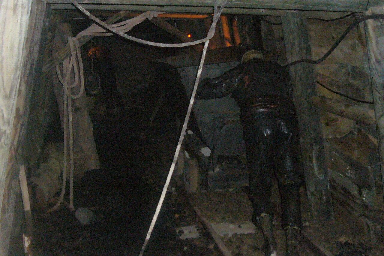 Museum reconstruction of a miner pushing a loaded trolley inside the Sant Romà gallery