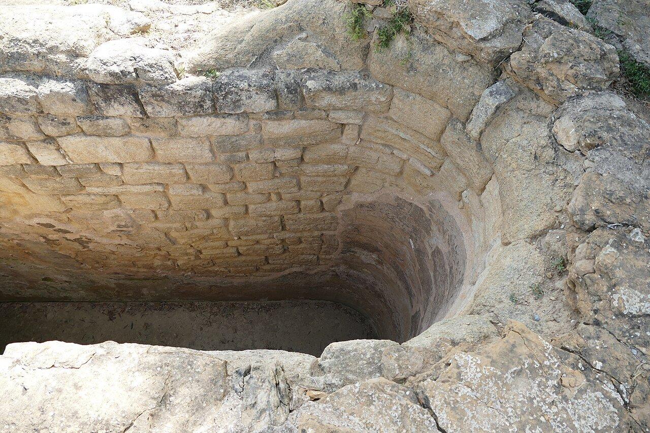 Curved masonry lining a water cistern at Ullastret