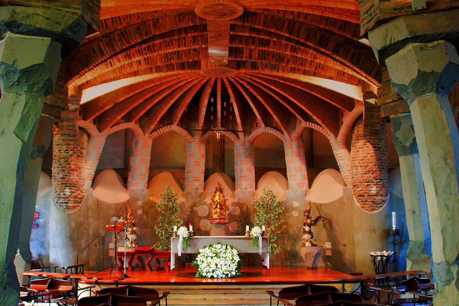 Cripta de la Colònia Güell (Santa Coloma de Cervelló) - 2.jpg